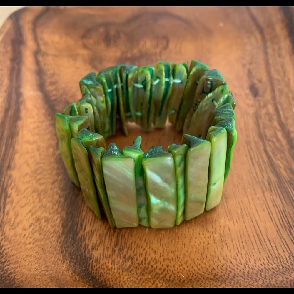 Shell Stretch Bracelet - Picture 4 of 8